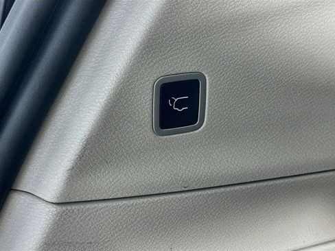 Used 2024 Chrysler Pacifica Touring-L FWD image 32