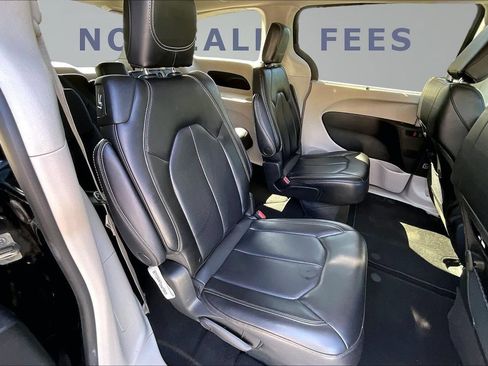 Used 2023 Chrysler Pacifica Touring-L FWD image 24