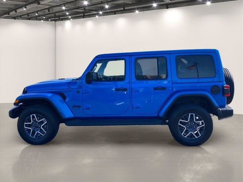 Used 2025 Jeep Wrangler Unlimited Sahara AWD/4WD image 4