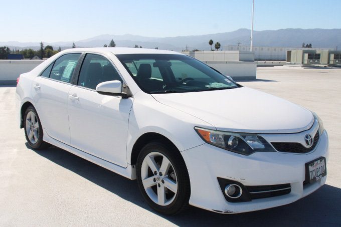 Used 2014 Toyota Camry SE FWD image 2