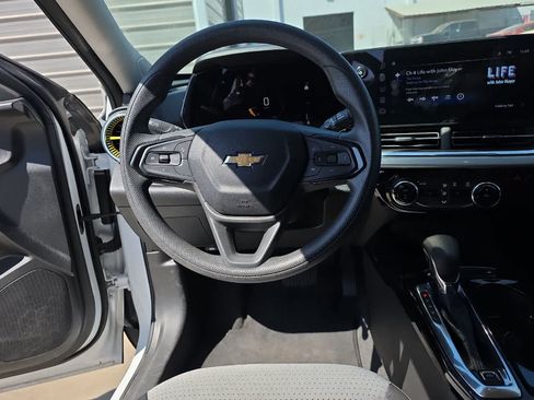 Used 2025 Chevrolet Trax LT FWD image 16