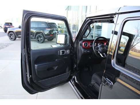 Certified 2022 Jeep Gladiator Rubicon w/ Cold Weather Group image 15