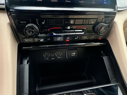 Used 2024 Jeep Grand Cherokee Limited image 33