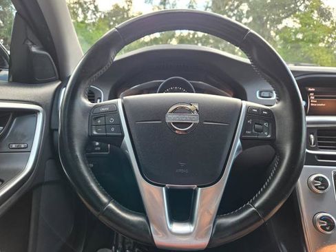 Used 2018 Volvo V60 T5 Cross Country image 17