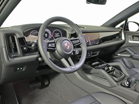 Used 2025 Porsche Cayenne Coupe image 4