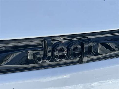 Used 2025 Jeep Grand Cherokee Altitude image 19