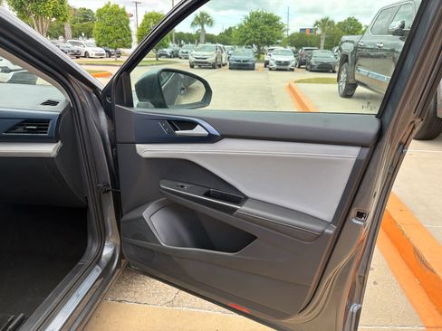 Used 2024 Volkswagen Taos SE FWD image 21