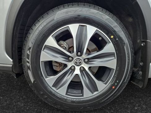 Used 2023 Toyota Highlander XLE FWD image 4