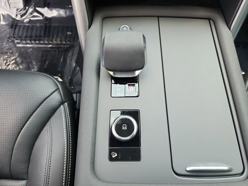 Used 2025 Land Rover Discovery S image 16