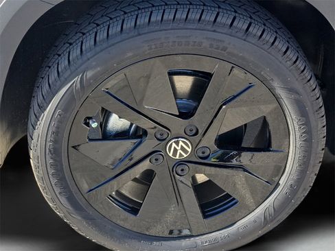New 2026 Volkswagen Taos SE image 8