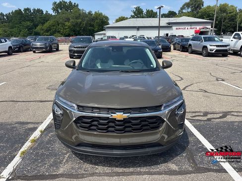 Used 2024 Chevrolet Trax LS w/ LS Convenience Package FWD image 6