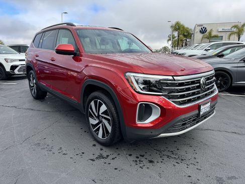 Used 2025 Volkswagen Atlas SE image 2