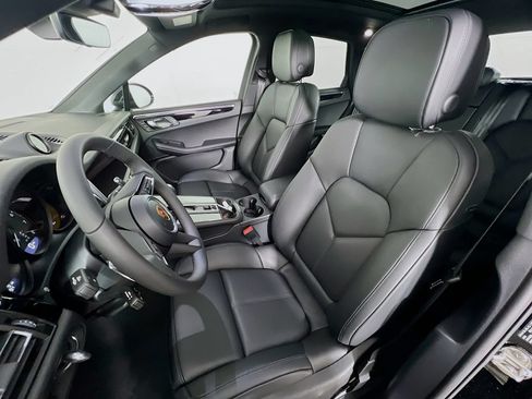 Certified 2026 Porsche Macan AWD/4WD image 5