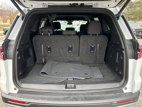 Used 2025 GMC Acadia Elevation image 9