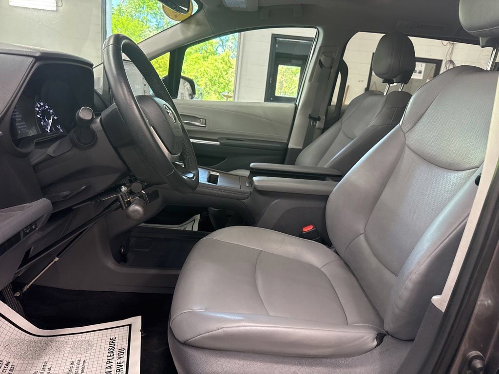 Used 2021 Toyota Sienna XLE FWD image 9