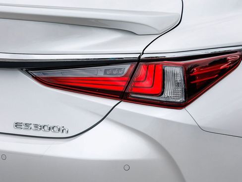 Used 2025 Lexus ES 300h w/ Accessory Package (Z2) FWD image 8