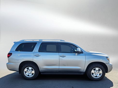 Used 2019 Toyota Sequoia SR5 AWD/4WD image 6