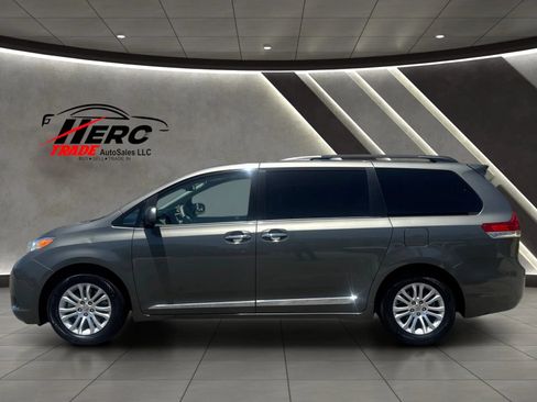 Used 2011 Toyota Sienna XLE w/ XLE Navigation Pkg FWD image 7