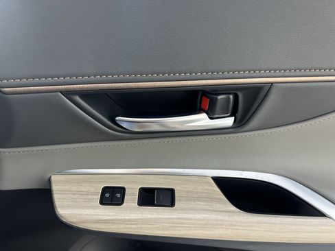 New 2024 Toyota Venza Limited image 31