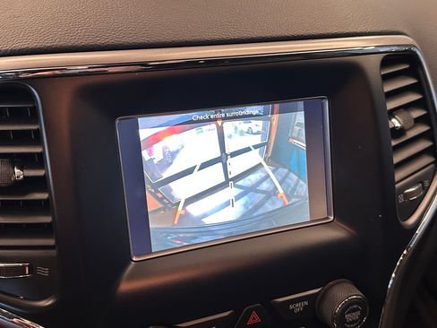 Used 2019 Jeep Grand Cherokee Laredo w/ Security & Convenience Group AWD/4WD image 14