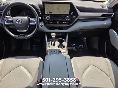 Used 2023 Toyota Highlander Limited FWD image 12