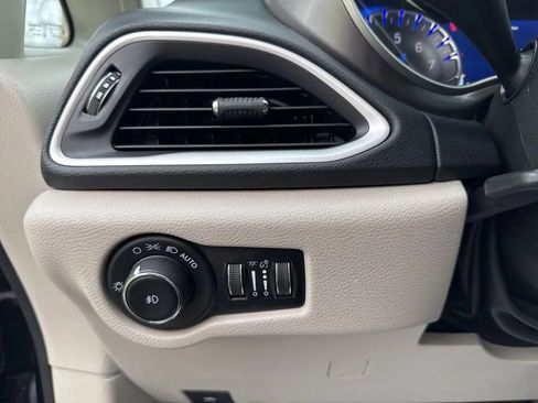 Used 2023 Chrysler Pacifica Touring-L image 19