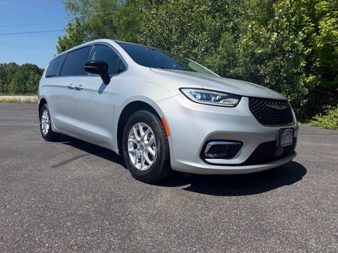 Used 2024 Chrysler Pacifica Touring-L FWD image 4