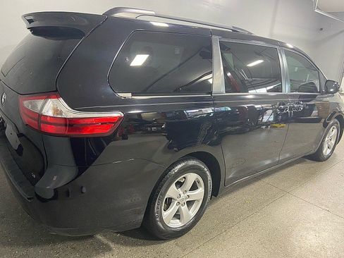 Used 2017 Toyota Sienna LE image 3