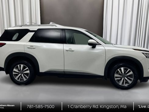 Used 2023 Nissan Pathfinder SL AWD/4WD image 4