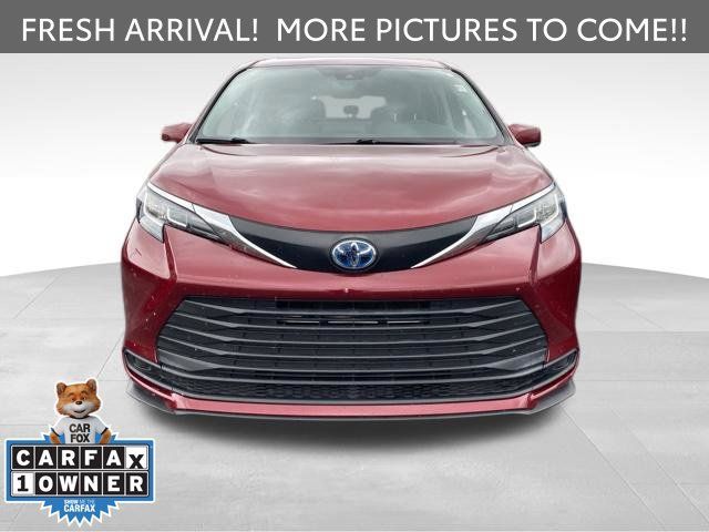 Used 2022 Toyota Sienna LE w/ LE Plus Package FWD image 2