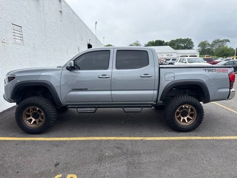 Used 2019 Toyota Tacoma TRD Off-Road AWD/4WD image 3