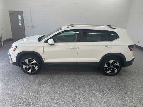 New 2026 Volkswagen Taos SE image 2