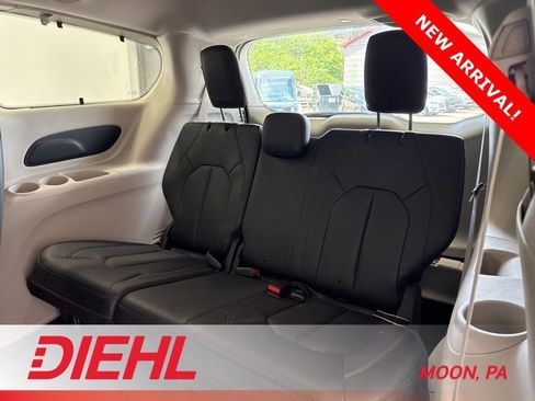 Used 2019 Chrysler Pacifica Touring-L w/ Advanced Safetytec Group image 17