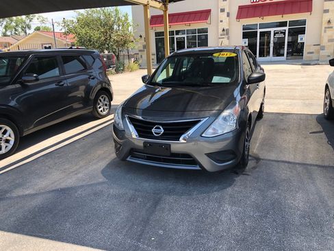 Used 2017 Nissan Versa SV FWD image 1