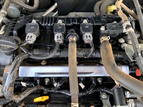 Used 2019 Nissan Kicks SR FWD image 33