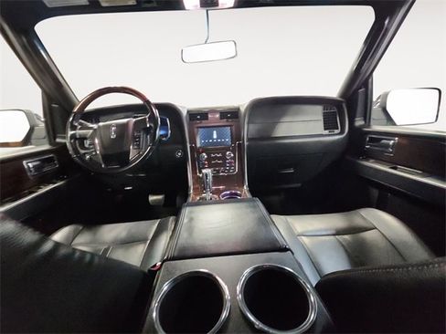 Used 2016 Lincoln Navigator Reserve image 10