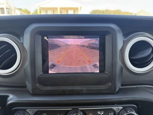 Used 2023 Jeep Gladiator Sport image 21