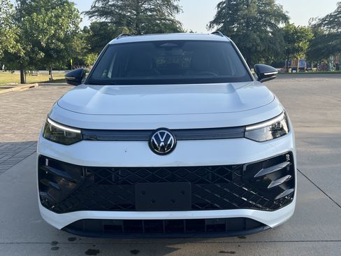 Certified 2025 Volkswagen Tiguan SE R-Line FWD image 3
