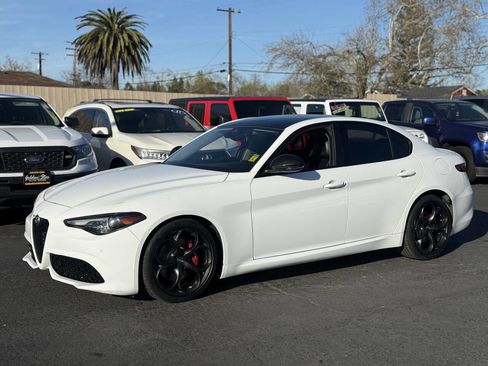 Used 2019 Alfa Romeo Giulia w/ Quick Order Package 22K Sport RWD image 5