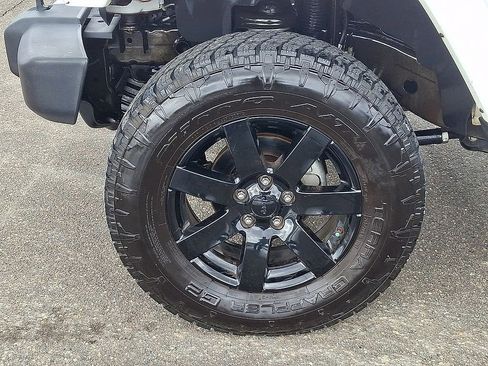 Used 2014 Jeep Wrangler Unlimited Sahara image 8