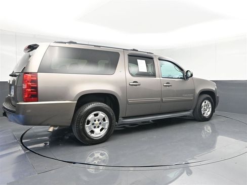 Used 2013 Chevrolet Suburban LT RWD image 5