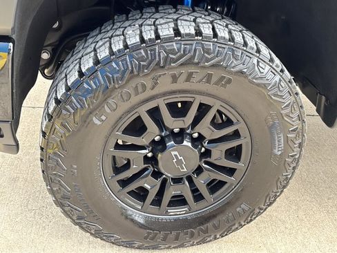 Used 2024 Chevrolet Silverado 2500 ZR2 w/ Technology Package AWD/4WD image 12