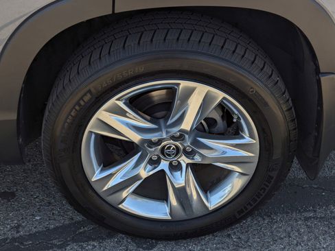 Used 2019 Toyota Highlander Limited w/ Carpet Mat Package (TMS) AWD/4WD image 7