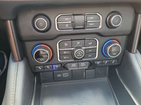 Used 2023 Chevrolet Suburban High Country image 35