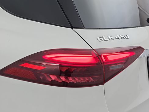 Used 2025 Mercedes-Benz GLE 450 4MATIC image 35