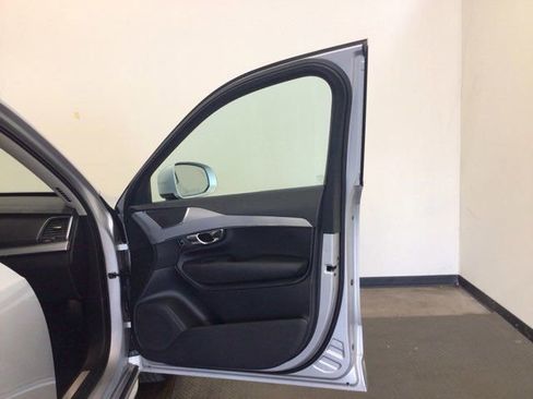 Used 2016 Volvo XC90 T6 Momentum w/ Vision Package image 9