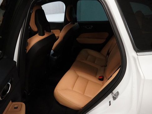 Used 2019 Volvo XC60 T5 Momentum w/ Multimedia Package image 21