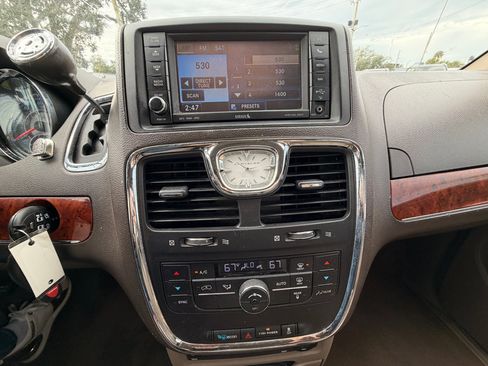 Used 2013 Chrysler Town & Country Touring-L w/ Premium Group image 17