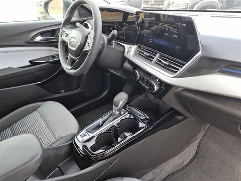 Used 2025 Chevrolet Trax LT image 12