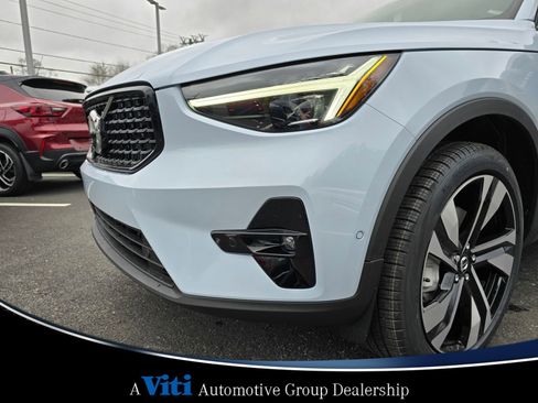Used 2025 Volvo XC40 B5 Plus w/ Protection Package Premier image 11